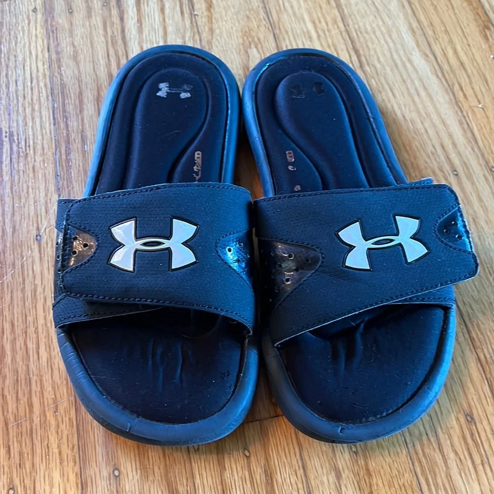 Under Armour | Black Slides sz 5Y